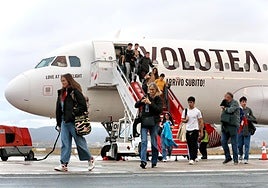 Pasajeros del avión Barcelona-Vitoria, a su llegada a Foronda