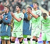 Los futbolistas del Athletic agredecen el apoyo de la hinchada.