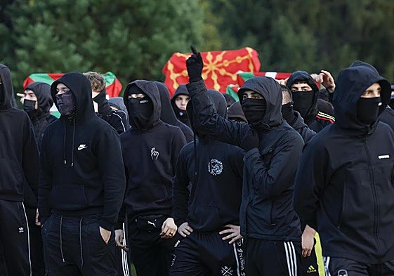 Aurpegia eman zuten Iruñeko antifaxistek, baina estalita eta beltzez jantzita.