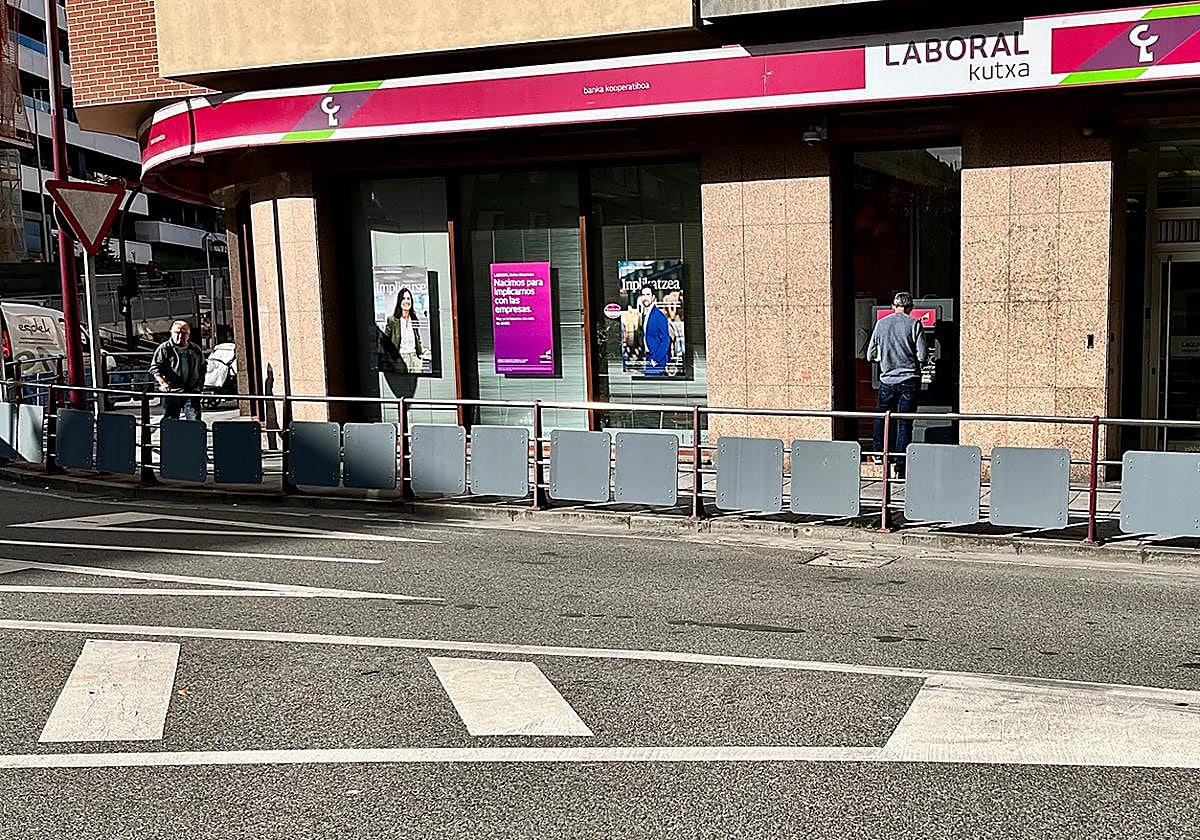 Las innovadoras barabdillas se encuentran alrededor de toda la rotonda.