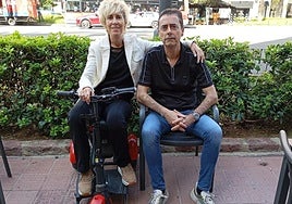 Yolanda Guijas, sentada sobre la escúter con la que no le dejaron subir a un avión, y Aitor Herrera.