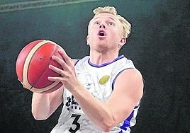 Frey se eleva hacia la canasta en el partido ante el Peristeri.