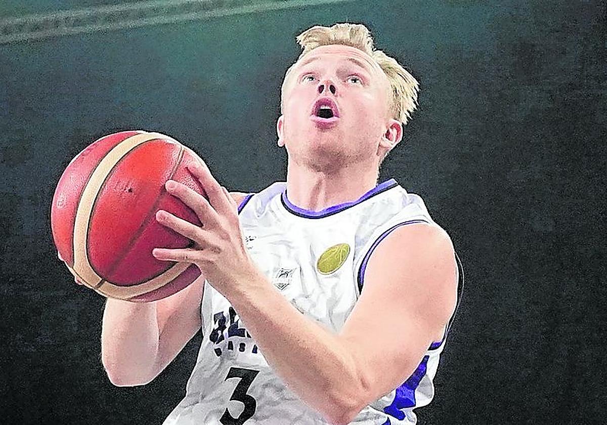 Frey se eleva hacia la canasta en el partido ante el Peristeri.