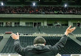 Iribar saluda a la afición del Athletic.