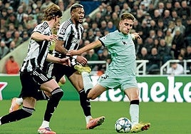 Robert Navarro fue titular por la banda derecha, pero no tuvoocasiones para brillar.