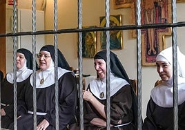 Las monjas cismáticas atienden a los medios en el convento de Belorado.