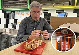 Fernando Canales come una de sus creaciones en su local de Bilbao que acaba de cerrar.