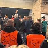 El emotivo pasillo de honor de los hinchas del Newcastle a la afición del Athletic en la salida del estadio