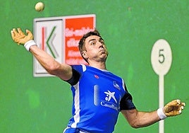 Peio Etxeberria suelta una volea en el frontón Astelena.