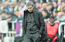 Valverde, con gesto de preocupación durante el partido ante el Newcastle