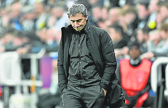 Valverde, con gesto de preocupación durante el partido ante el Newcastle