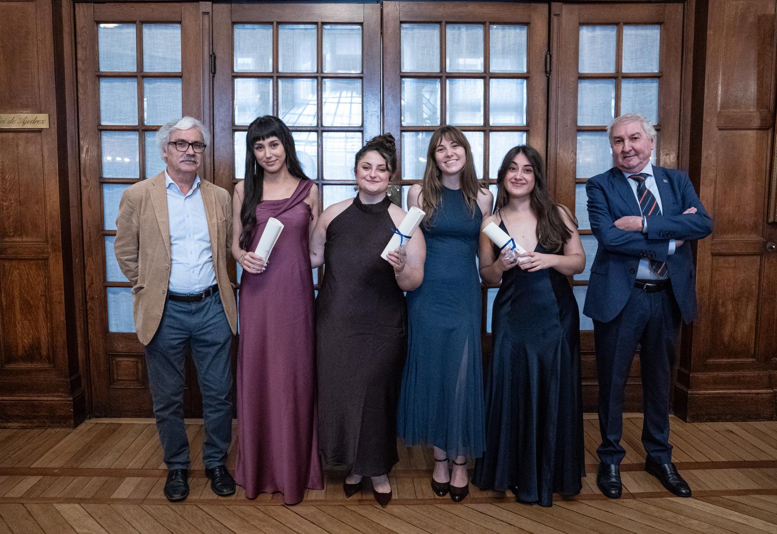 Pedro Ontoso, Nina Araluze, Naroa Ascunce, Juncal Munduate, Anai Sainz de la Maza y Jesús Canga. 