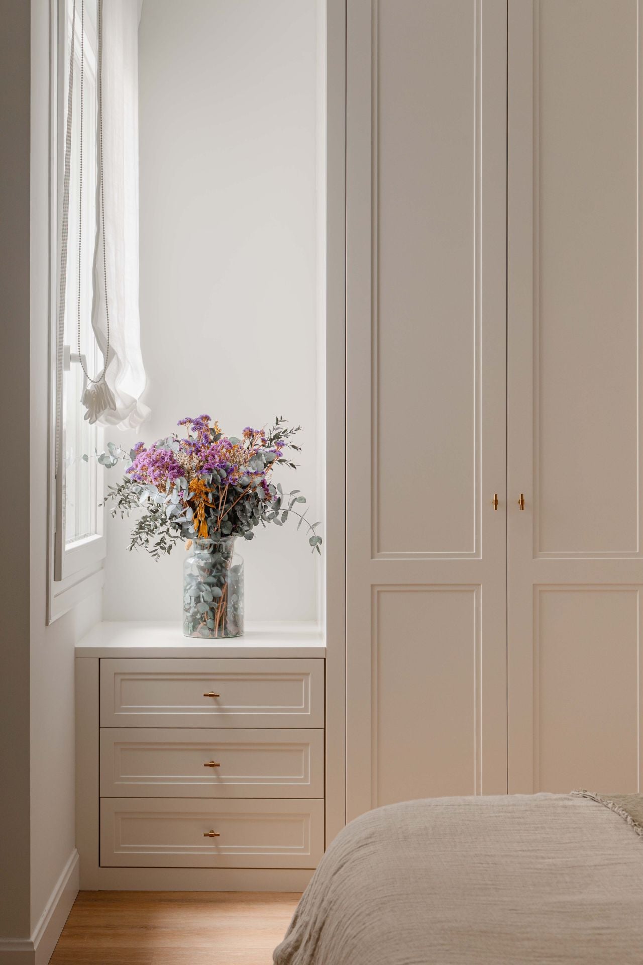 De espacio cerrado a hogar luminoso: la metamorfosis de un piso en Bilbao para una familia con dos niños