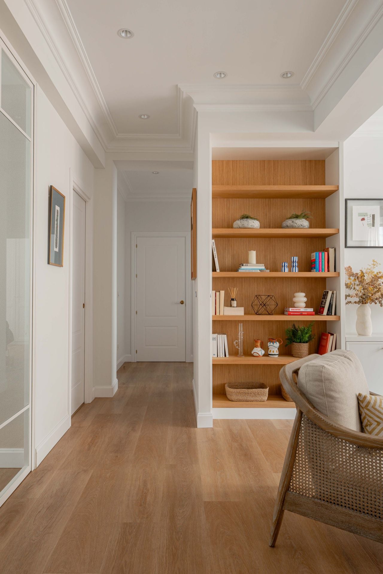 De espacio cerrado a hogar luminoso: la metamorfosis de un piso en Bilbao para una familia con dos niños