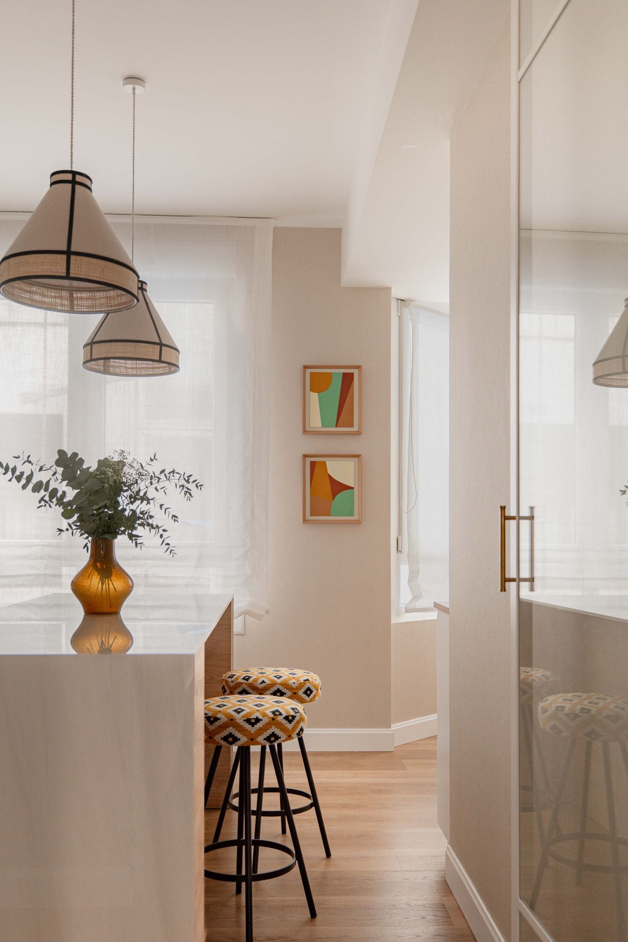 De espacio cerrado a hogar luminoso: la metamorfosis de un piso en Bilbao para una familia con dos niños