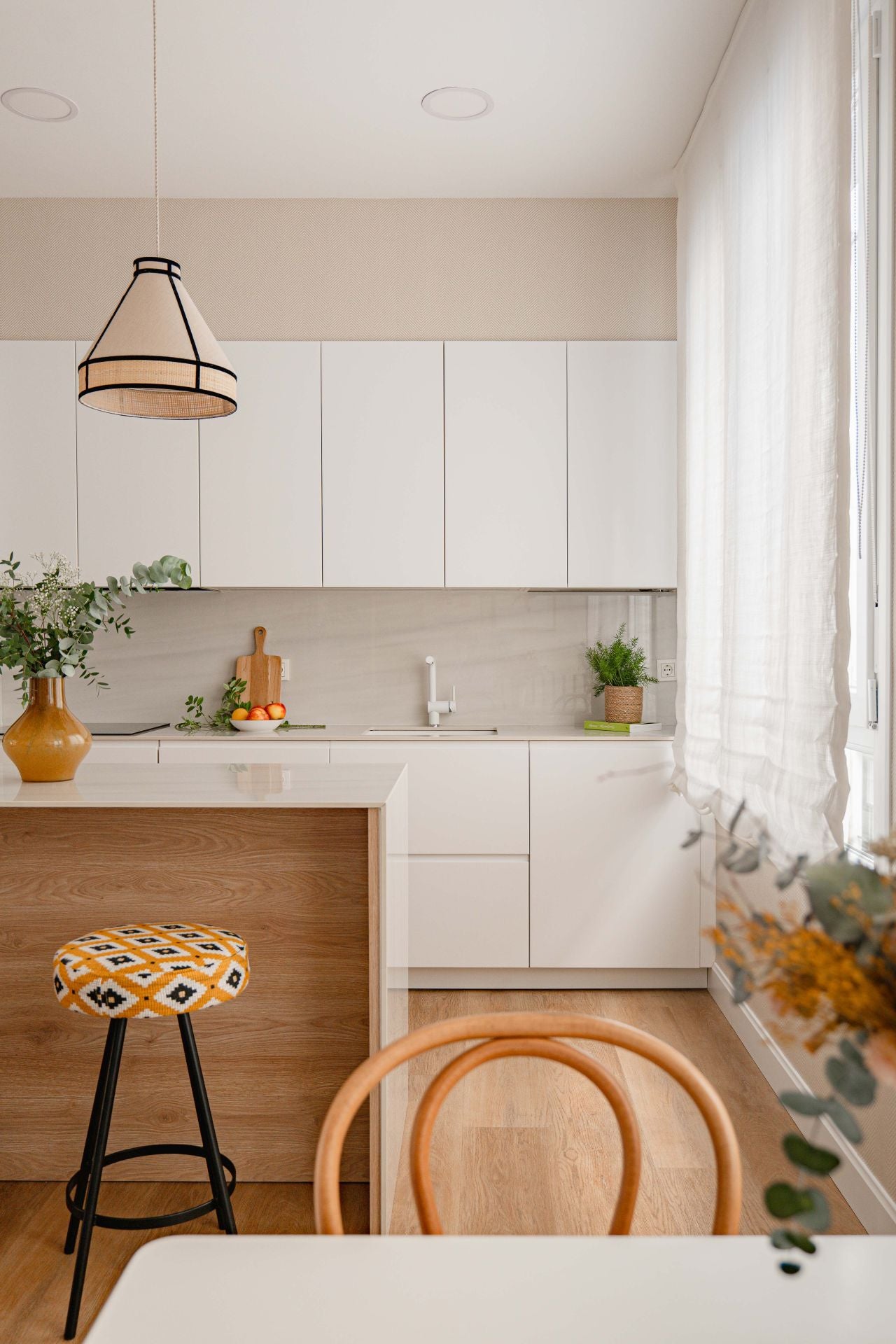 De espacio cerrado a hogar luminoso: la metamorfosis de un piso en Bilbao para una familia con dos niños