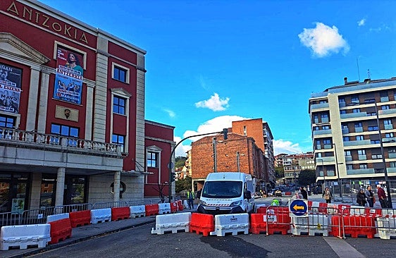 El puente seguirá cortado unos días más a causa de la lluvia, que está dificultando los trabajos.