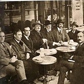 Unamuno en París -el quinto por la izquierda-,presidiendo una tertulia de intelectuales españoles exiliados, con Eduardo Ortega y Gasset entre otros.