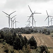 Panorámica de un parque eólico en Álava.