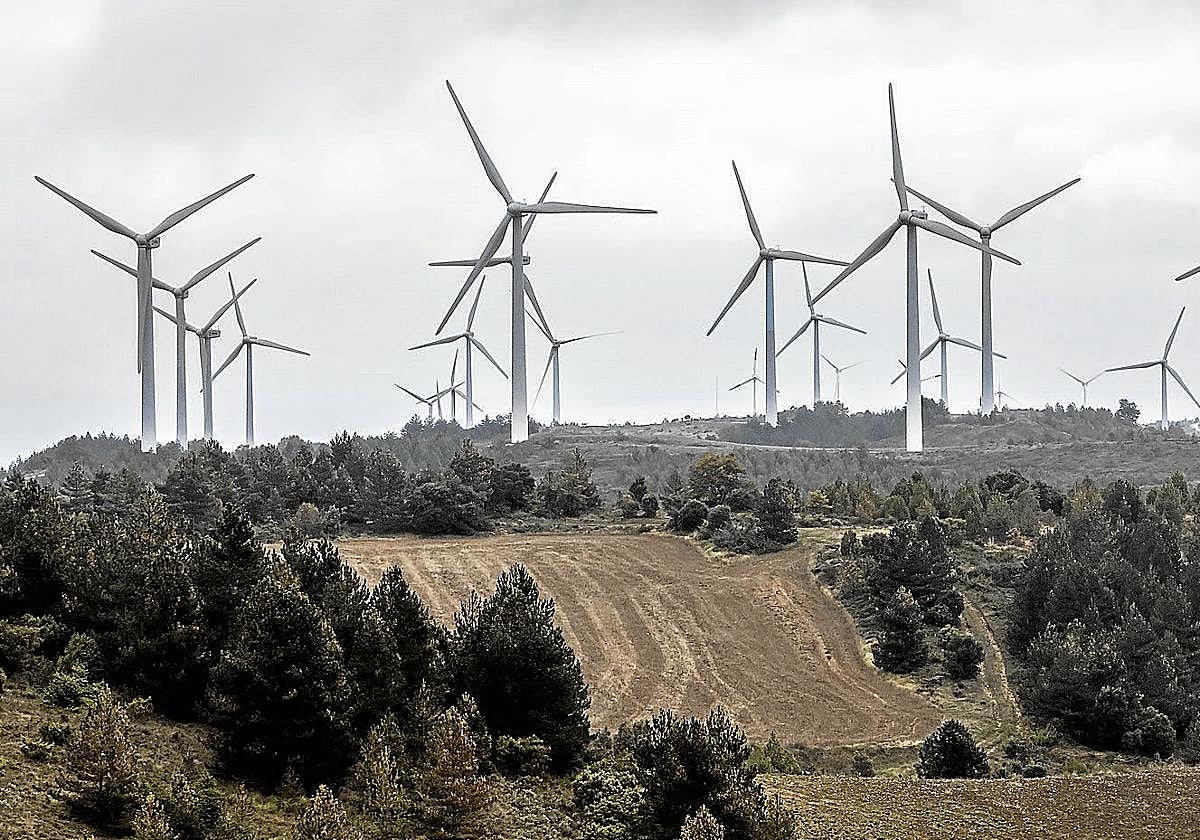 Panorámica de un parque eólico en Álava.