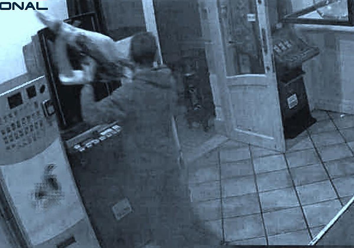 El arrestado, que acumula 25 detenciones, también se llevó una cesta de Navidad de un bar.