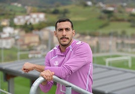 El madrileño posa en la escalera que conduce a los campos de entrenamiento del primer equipo.