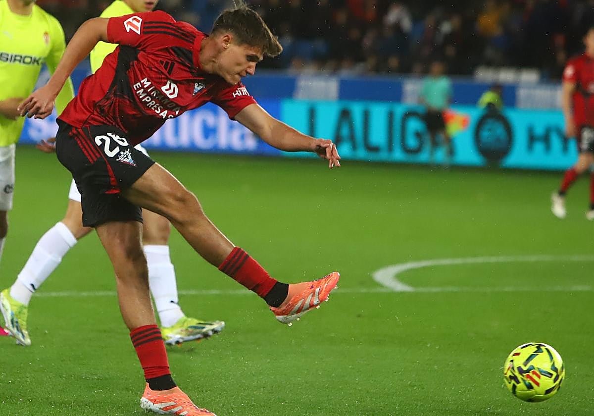 Bauza, en un chut a puerta.