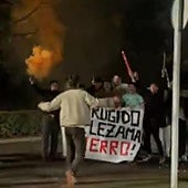 Cohetes, bengalas... la cuadrilla de Hierro homenajea a su amigo en Basauri