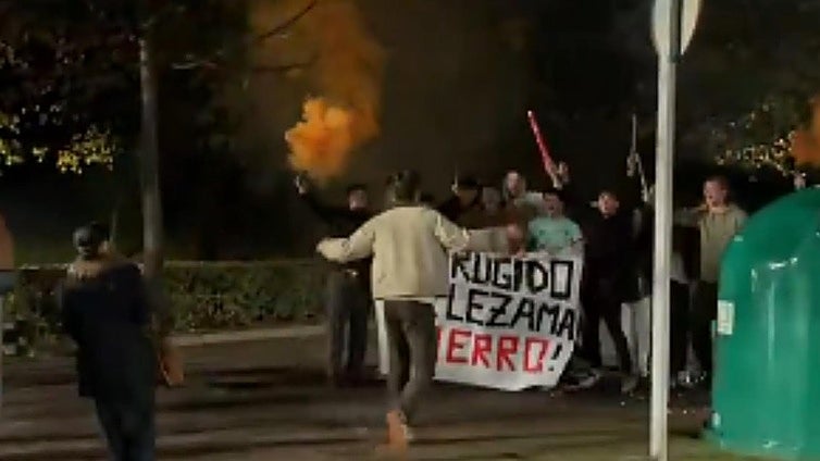 Cohetes, bengalas... la cuadrilla de Hierro homenajea a su amigo en Basauri