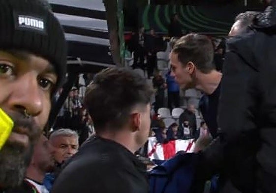 Espectacular bronca de Iñigo Pérez a Iván Balliu, que se marchó molesto por el cambio