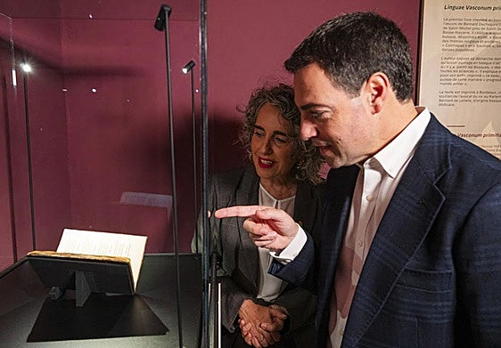 Imanol Pradales eta Ibone Bengoetxea,'Linguae Vasconum Primitiae' liburua aztertzen.