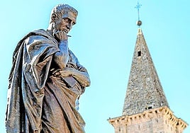 Ovidioren estatua bat, Italiako Sulmona hirian.