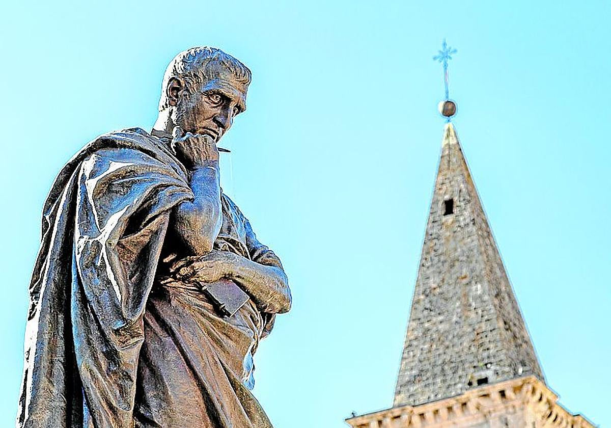 Ovidioren estatua bat, Italiako Sulmona hirian.