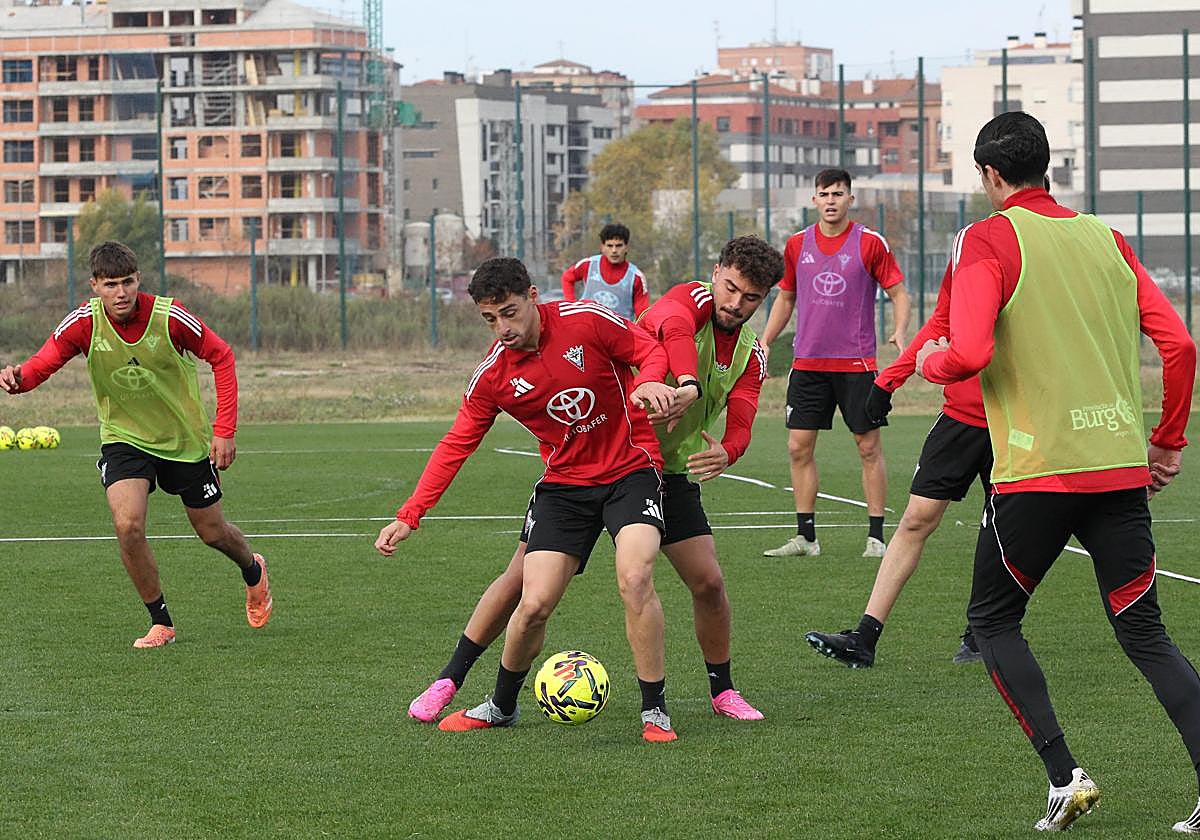 La plantilla del Mirandés está concienciada de revertir la situación.