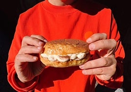 El restaurante de Bilbao que reinventa el bollo de mantequilla y lo vende por un euro solo este sábado.