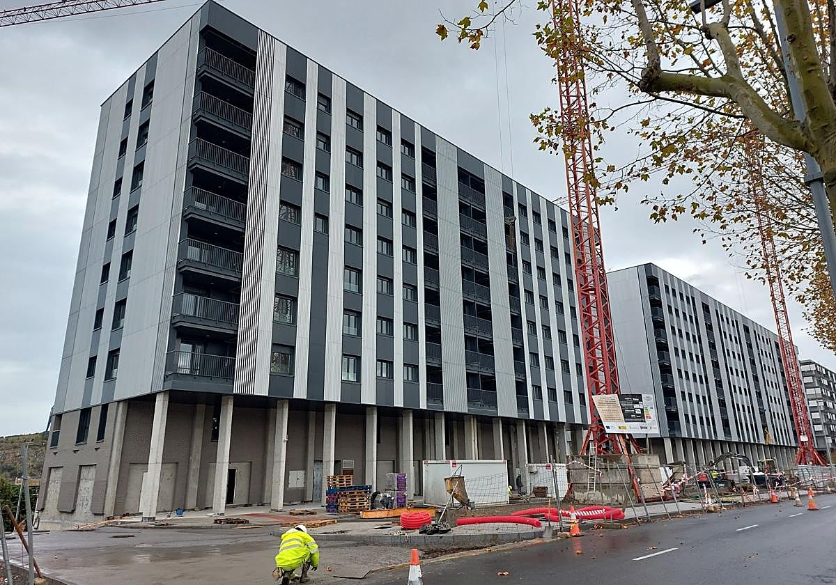 Varios obreros continuan trabajando en estos dos bloques.