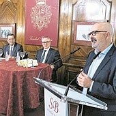 José Miguel Santamaría, durante su intervención ante la dirección del máster, las representantes del Gobierno vasco y la UPV, Enrique de Ybarra y el director de EL CORRE0.