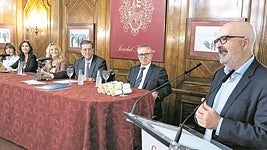 José Miguel Santamaría, durante su intervención ante la dirección del máster, las representantes del Gobierno vasco y la UPV, Enrique de Ybarra y el director de EL CORRE0.