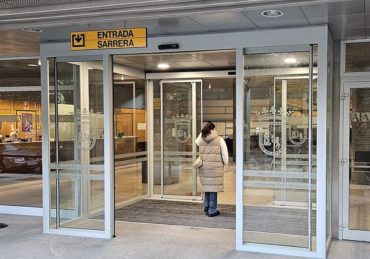 Las nuevas puertas correderas automáticas de la sede.