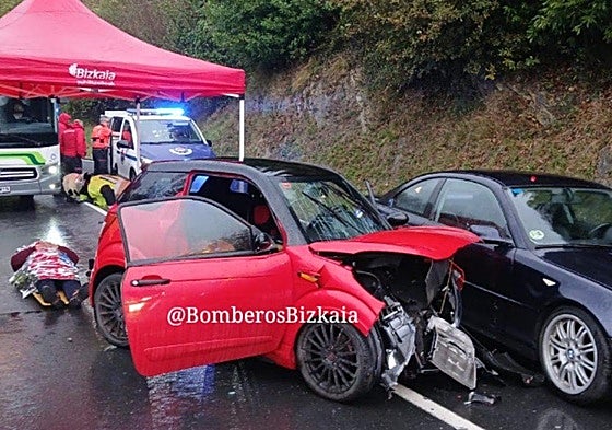 Dos heridos tras colisionar dos vehículos en Muxika