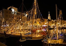 Los barcos son decorados con guirnaldas de luces led sobre el mar.