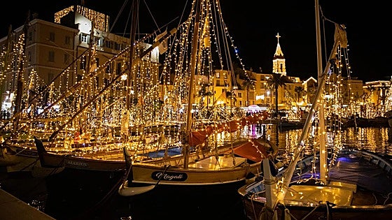 El mercadillo navideño flotante que ilumina el Mediterráneo