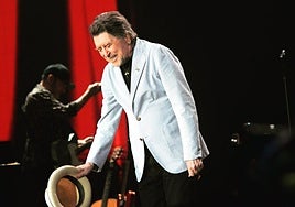 Reverencia inicial quitándose el primero de los tres bombines.