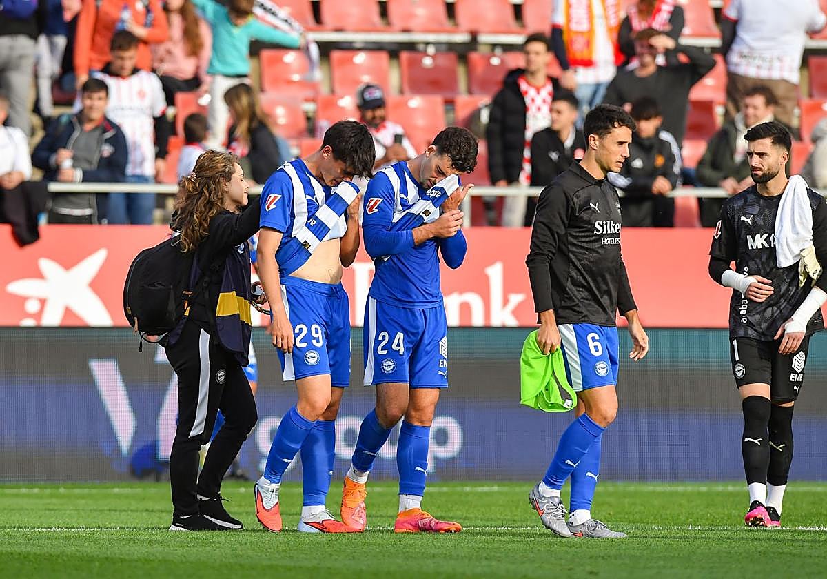 Los jugadores del Alavés se lamentan tras la derrota en Girona.