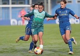Guallar avanza con el balón entre dos rivales.