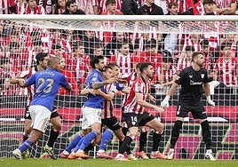 La defensa del Athletic trata de rechazar el balón a la salida de un córner.