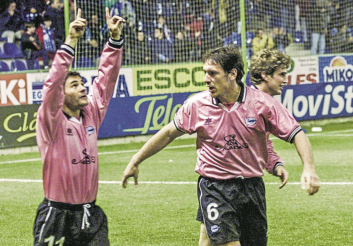 Magno celebra, con dedicatoria, el primer tanto europeo en Mendizorroza junto a Téllez.