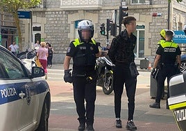 Policías locales detienen a un delincuente habitual en la calle Portal de Castilla.