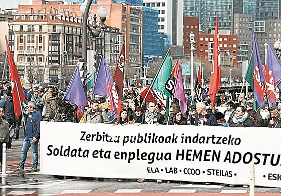 Manifestación en Bilbao durante una jornada de huelga en el sector público para exigir que las decisiones sobre salarios y empleo se tomen Euskadi