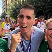 La emoción al acabar la Behobia de Alex Roca, el maratoniano con una discapacidad del 76%